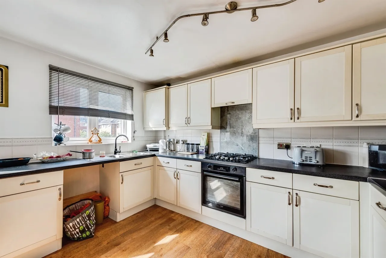 Saltash Road, Swindon, SN2, photo 2