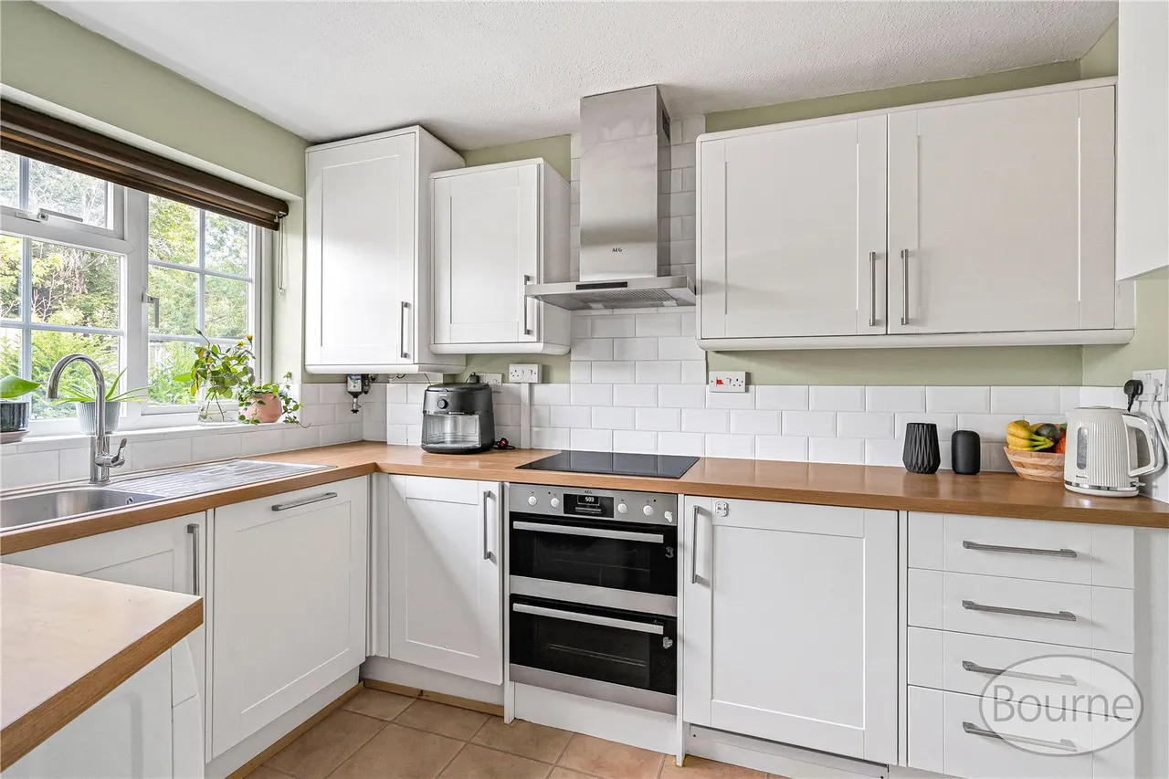 Regalfield Close, Guildford, GU2, photo 2