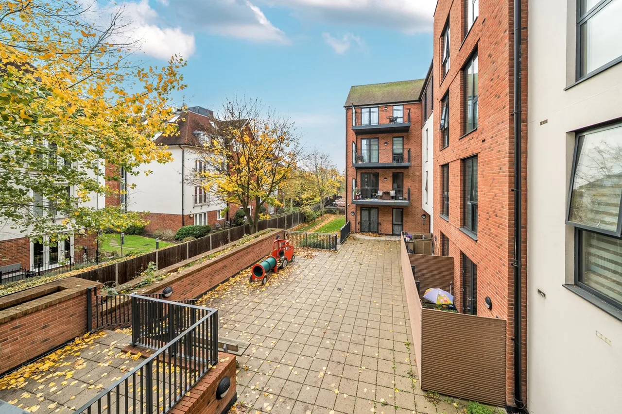 Station Approach, Ruislip, HA4, photo 9