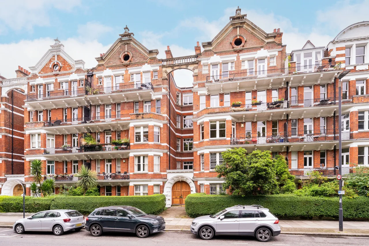 Prince Of Wales Drive, London, SW11, photo 2