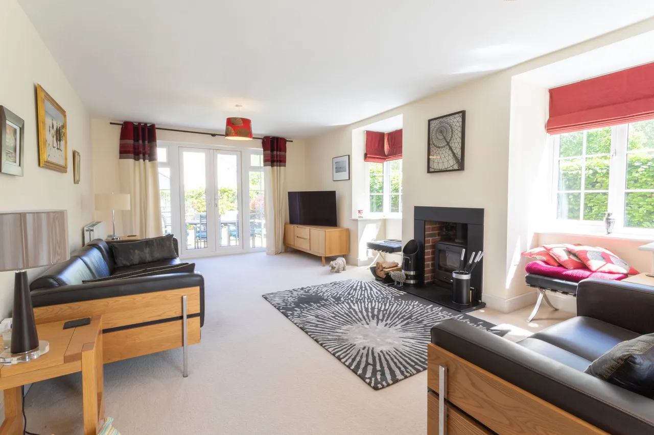Mulberry Court, Hartley Wintney, Hook, RG27 8WU, photo 2
