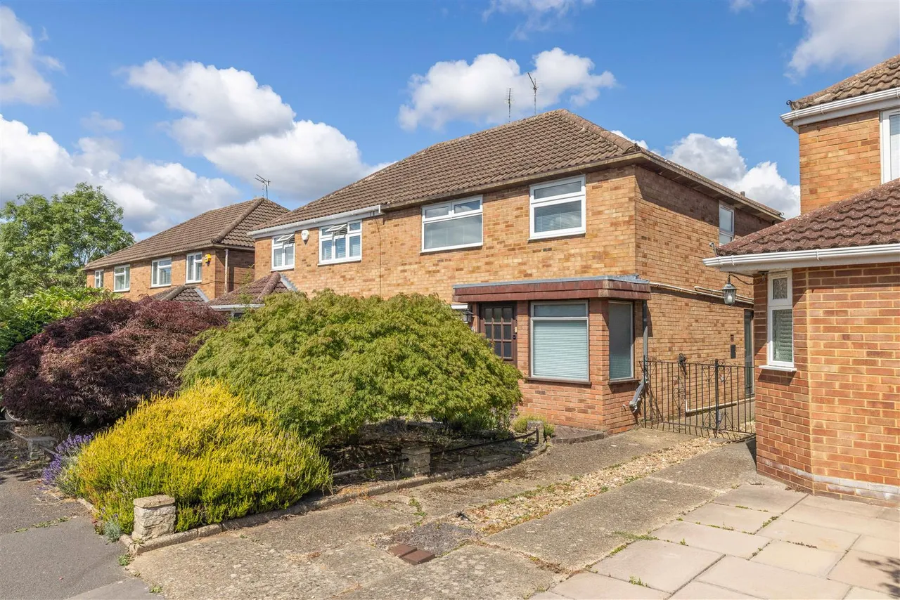 3 bed house for sale — Walpole Road, Old Windsor, Windsor, SL4 2LZ
