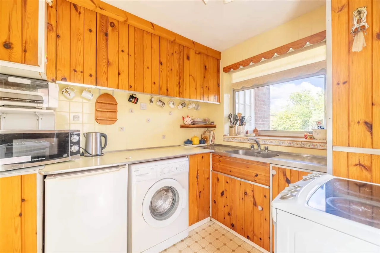 Walpole Road, Old Windsor, Windsor, SL4 2LZ, photo 6