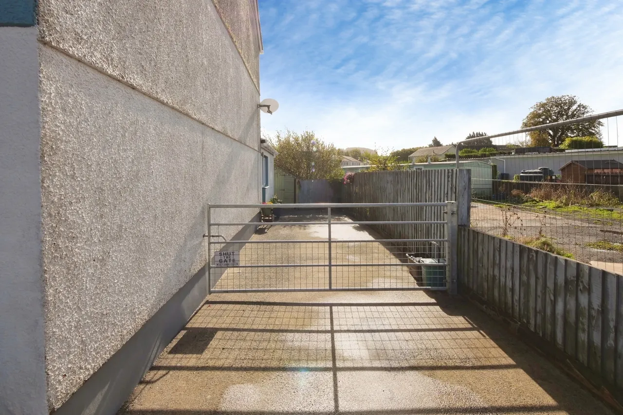 Bethania Road, Upper Tumble, SA14, photo 26