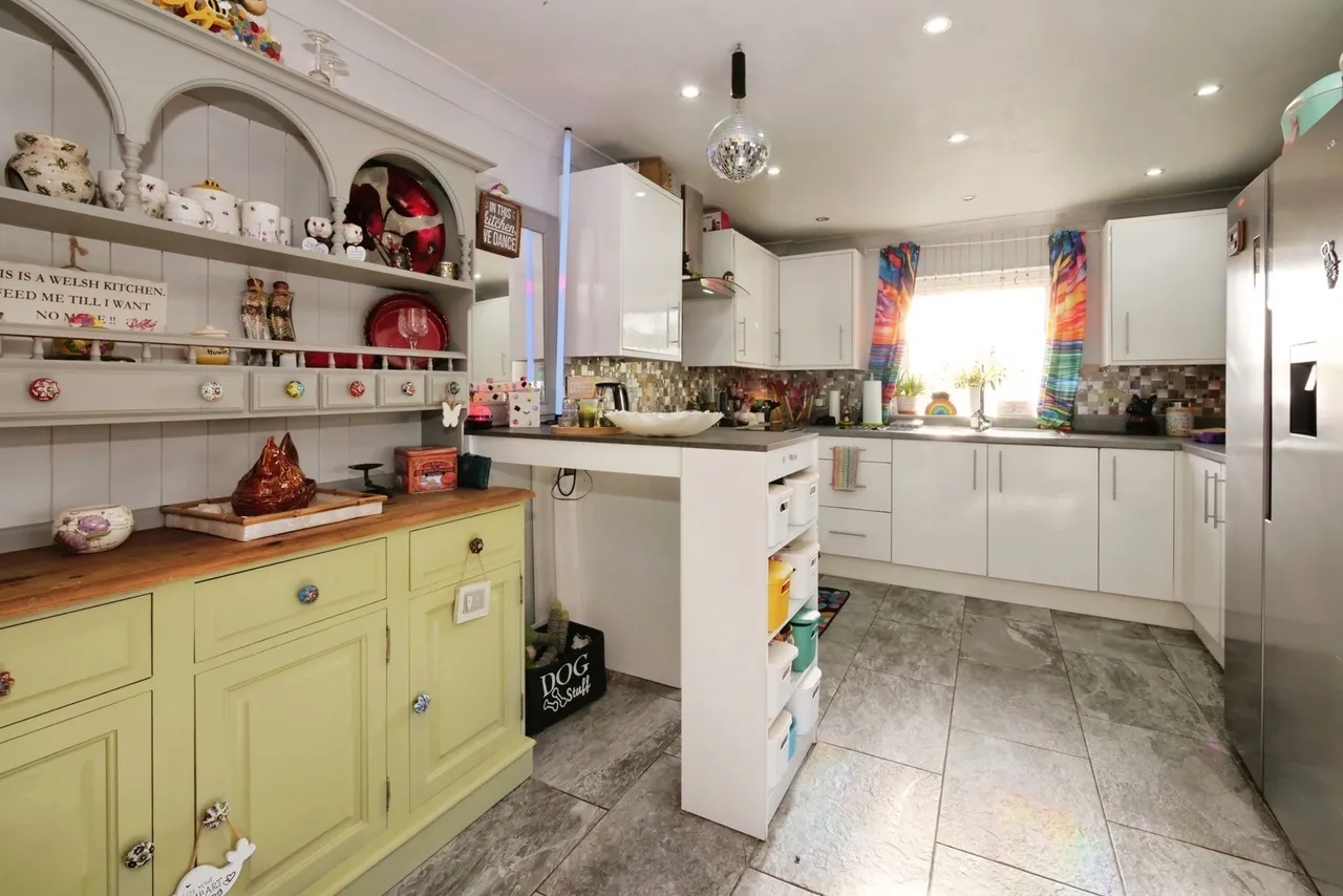 Bethania Road, Upper Tumble, SA14, photo 10
