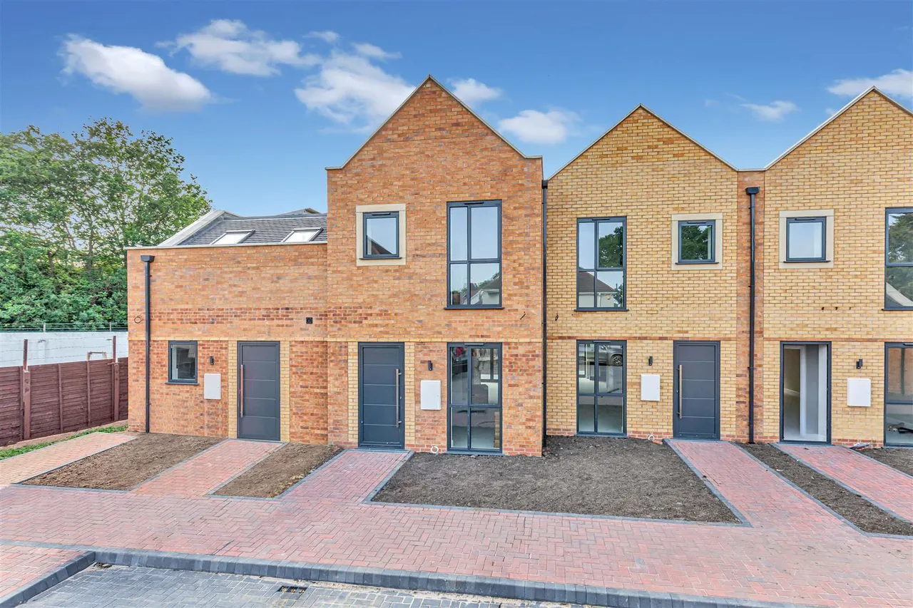2 bed house for sale, North Drive, Hounslow