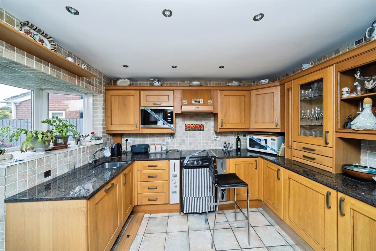 Dutton Drive, Wirral, photo 4