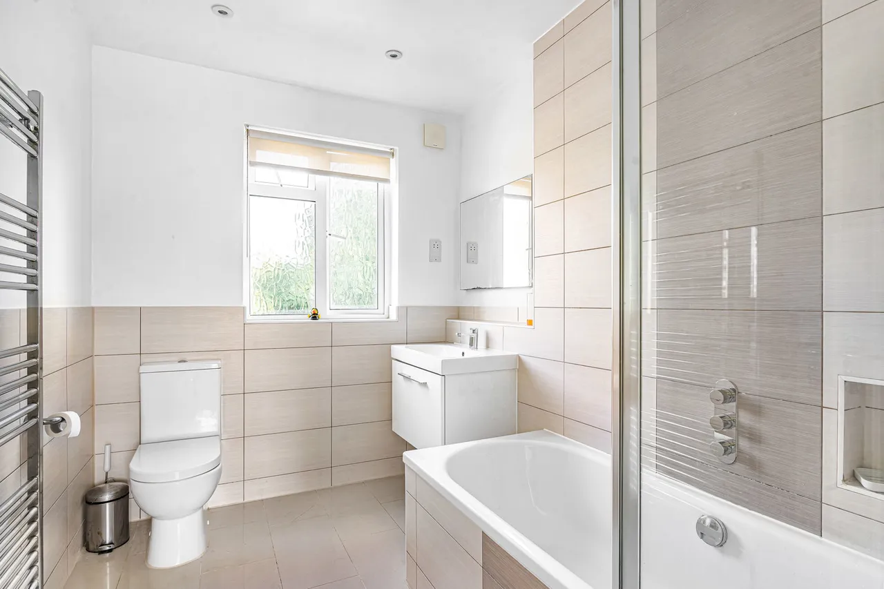 Kenyngton Drive, Sunbury-on-thames, TW16, photo 6