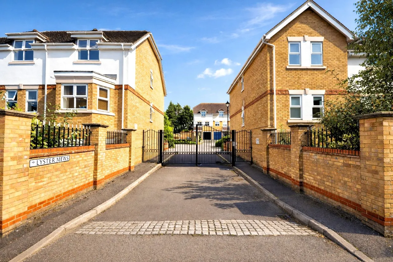 2 bed flat for sale, Lyster Mews, Cobham, KT11