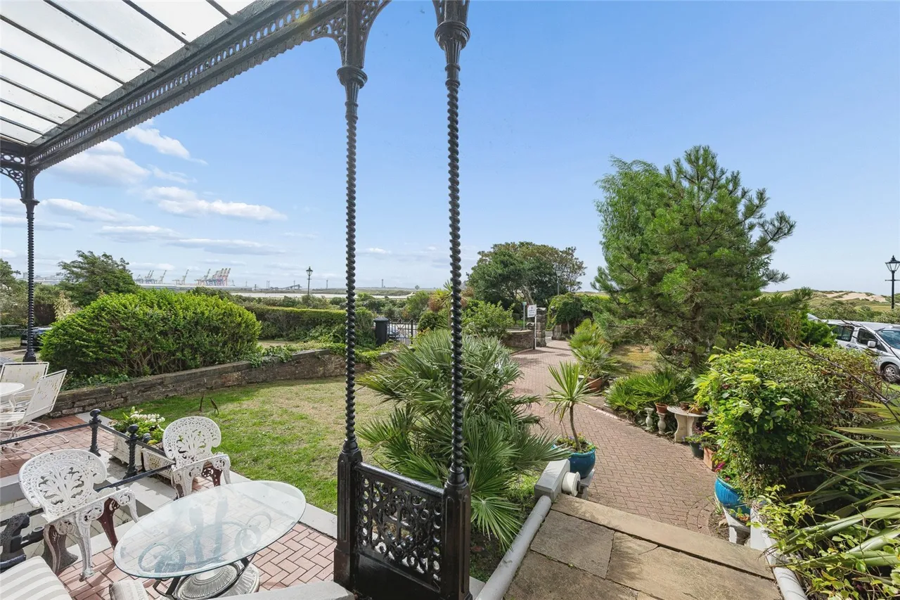 Beach Lawn, Liverpool, L22, photo 3