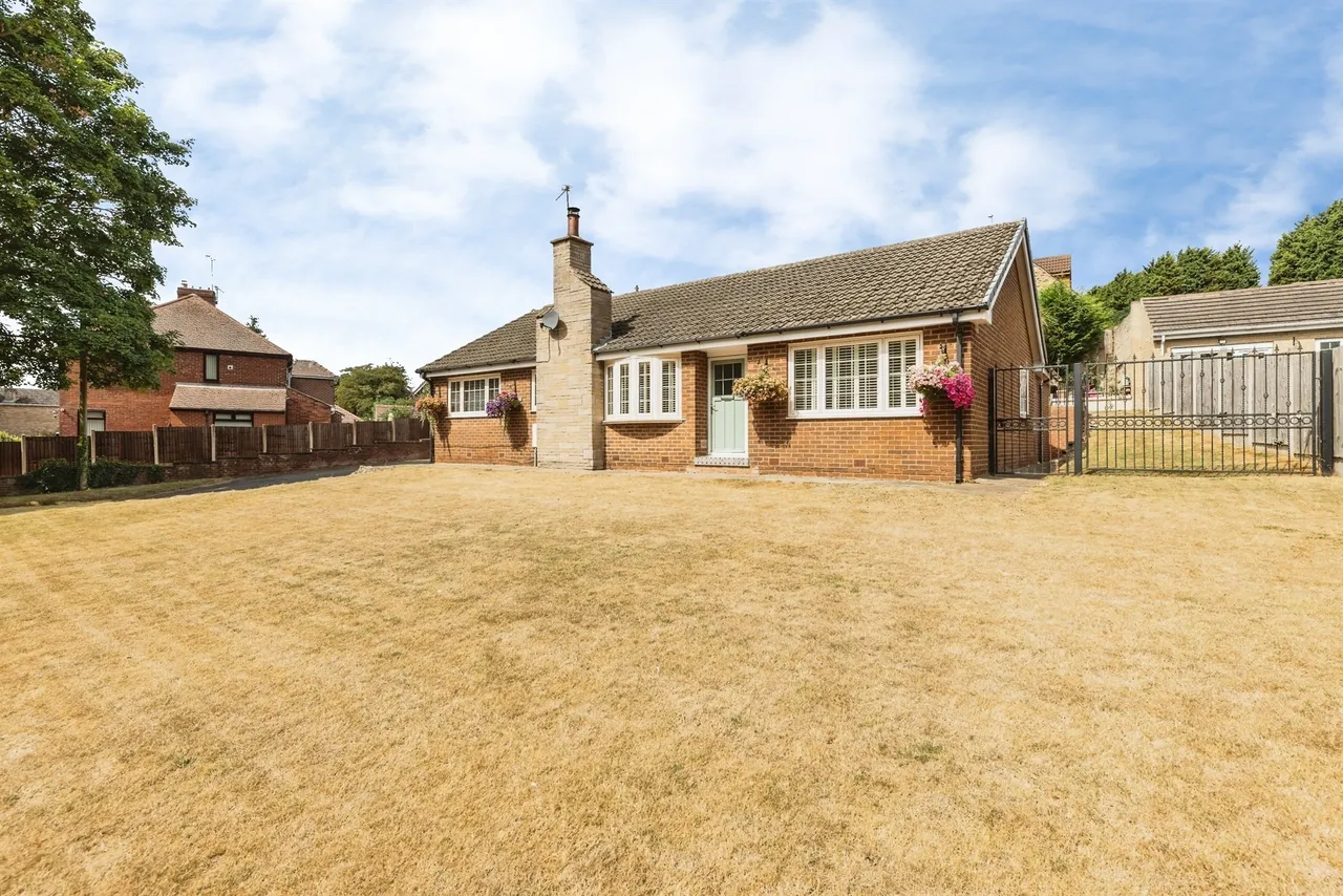 3 bed house for sale — Waggon Lane, Upton, Pontefract