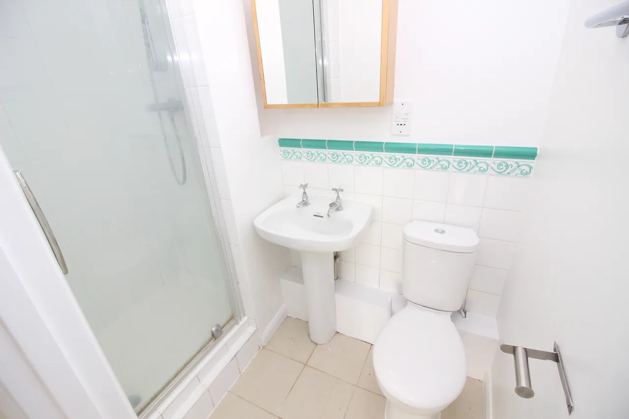 Sopwith Way, KINGSTON UPON THAMES, Surrey, Kingston Upon Thames, KT25AG, photo 6