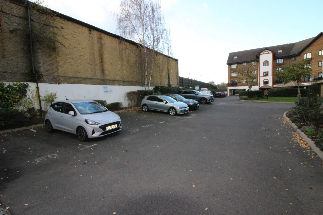 Sopwith Way, KINGSTON UPON THAMES, Surrey, Kingston Upon Thames, KT25AG, photo 11