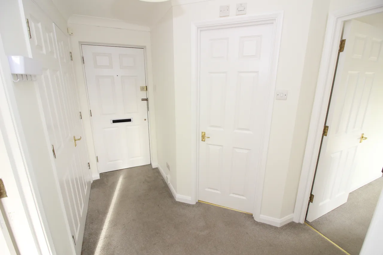 Sopwith Way, KINGSTON UPON THAMES, Surrey, Kingston Upon Thames, KT25AG, photo 2