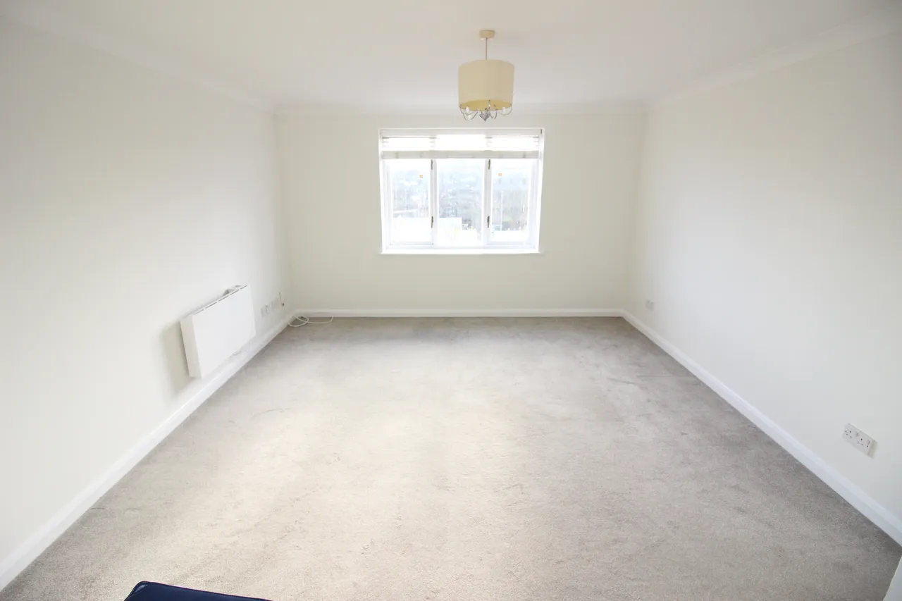 Sopwith Way, KINGSTON UPON THAMES, Surrey, Kingston Upon Thames, KT25AG, photo 3