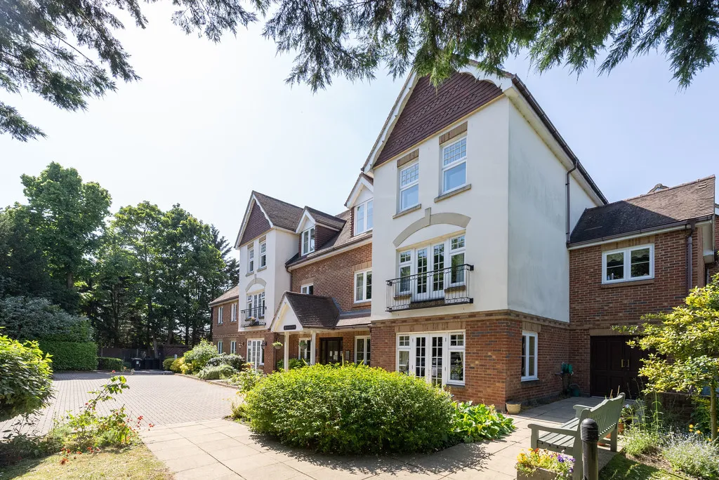 2 bed flat for sale, Epsom Road, Leatherhead, KT22