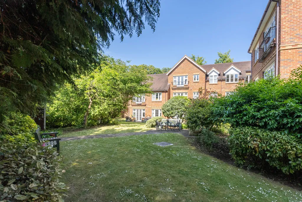 Epsom Road, Leatherhead, KT22, photo 11