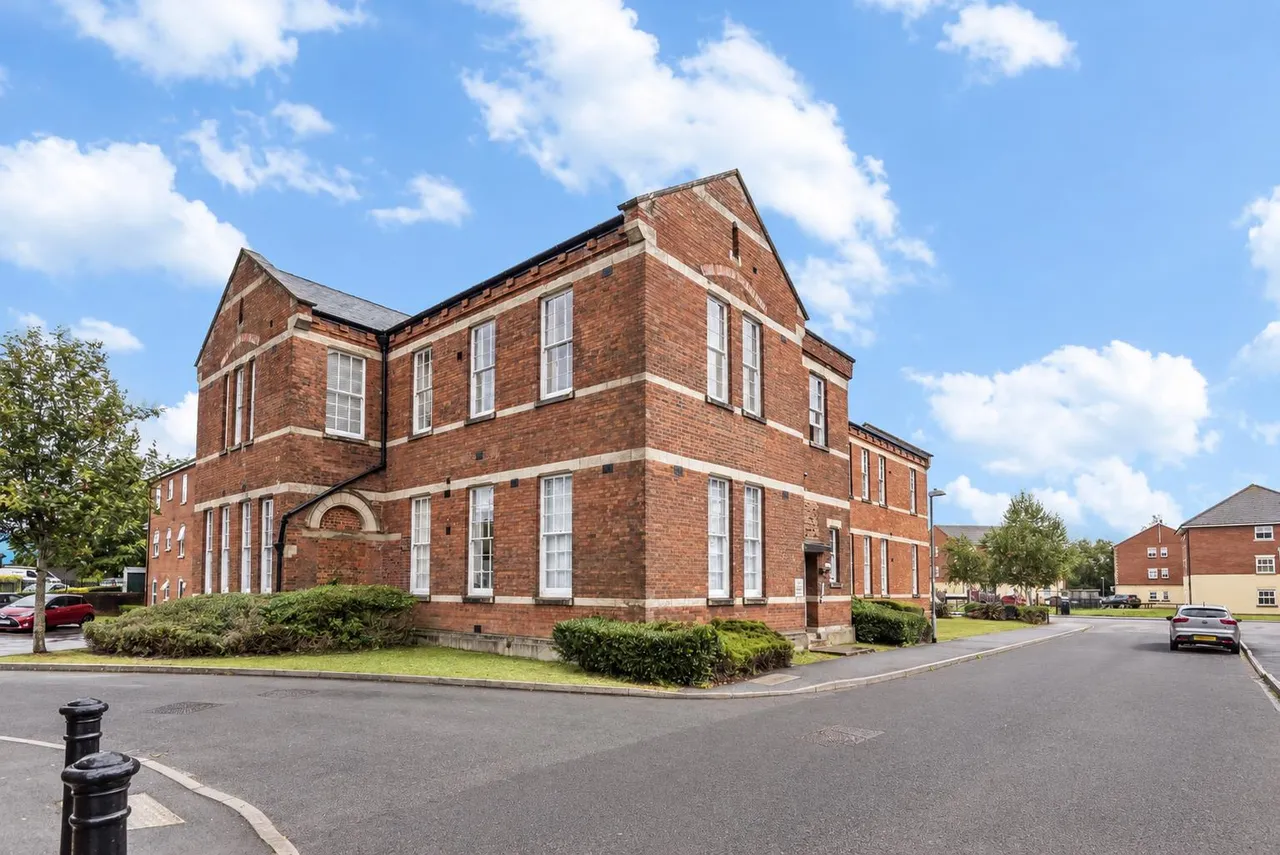2 bed flat for sale, Hillier Road, Devizes, SN10