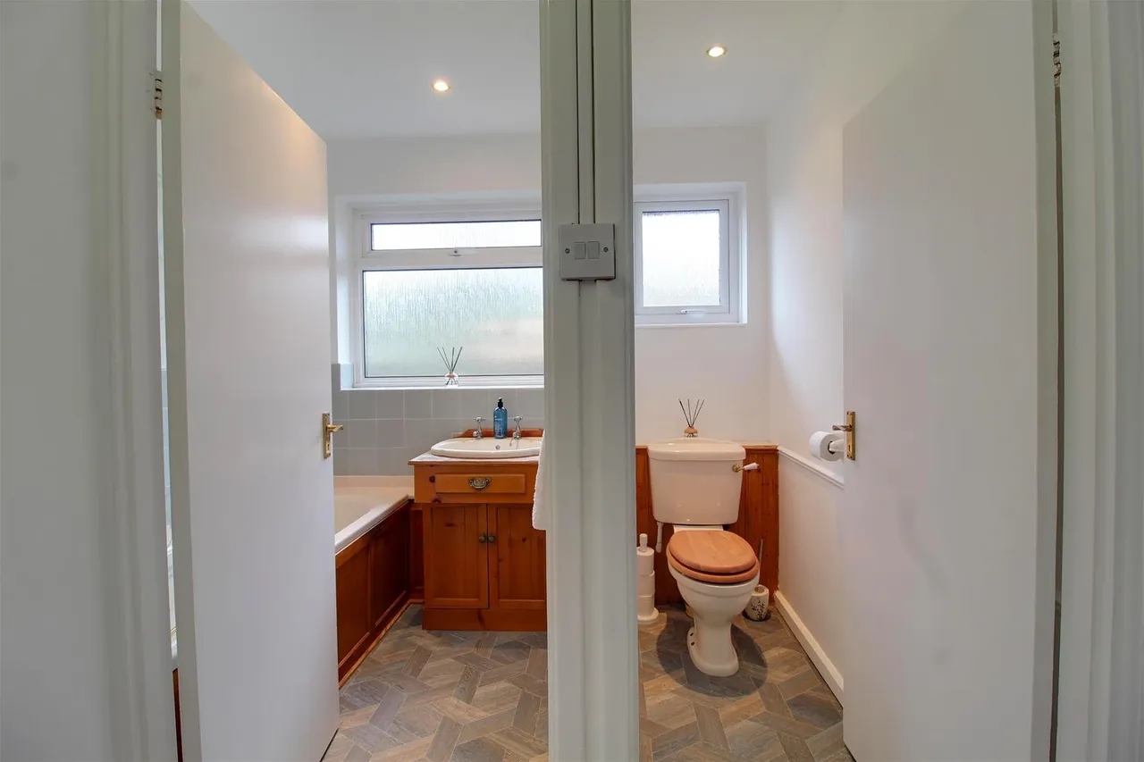 Heronfield Little Heath, Potters Bar EN6 1JA, photo 17