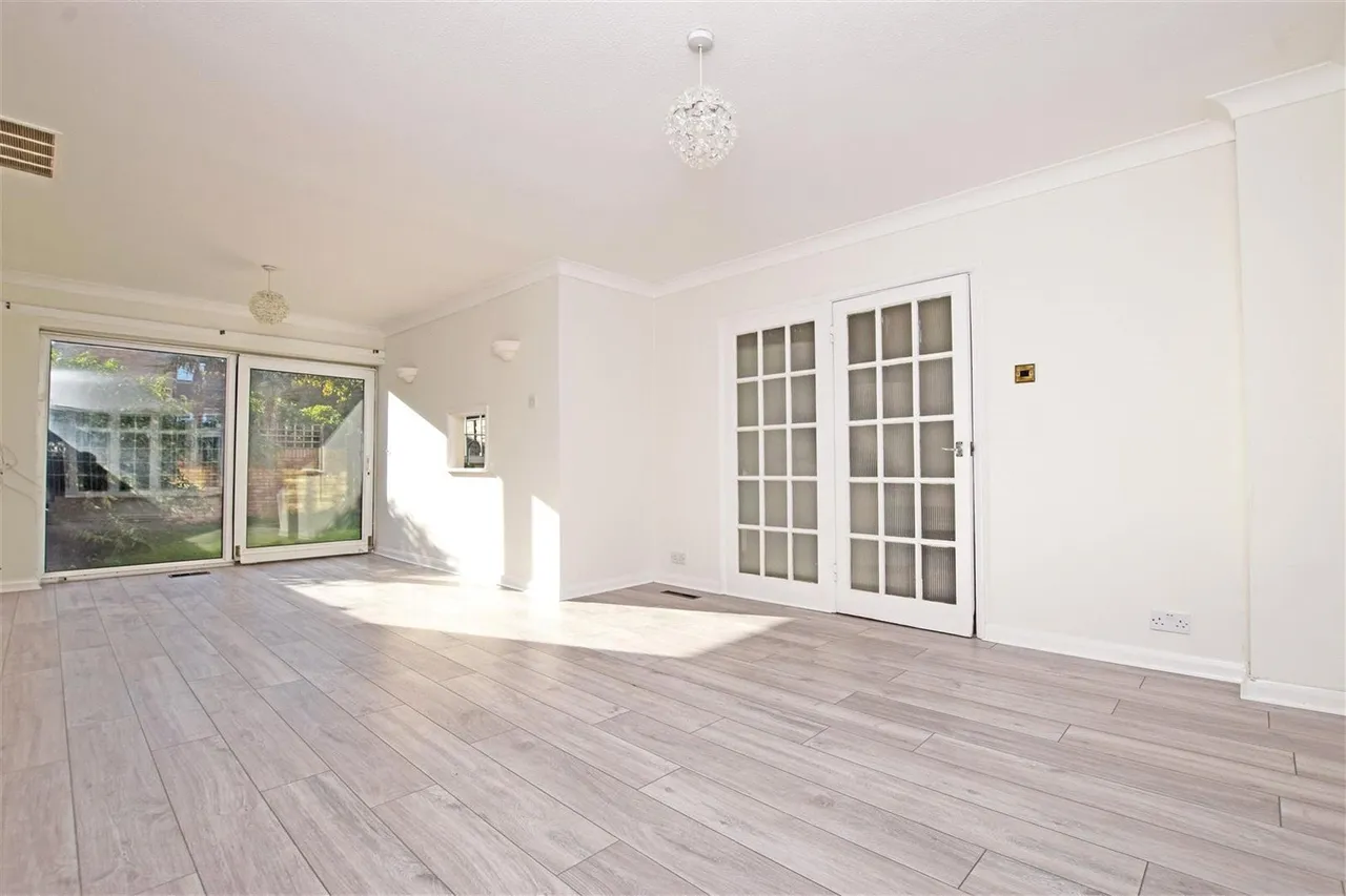 Uxbridge Road, Hampton Hill, TW12, photo 2