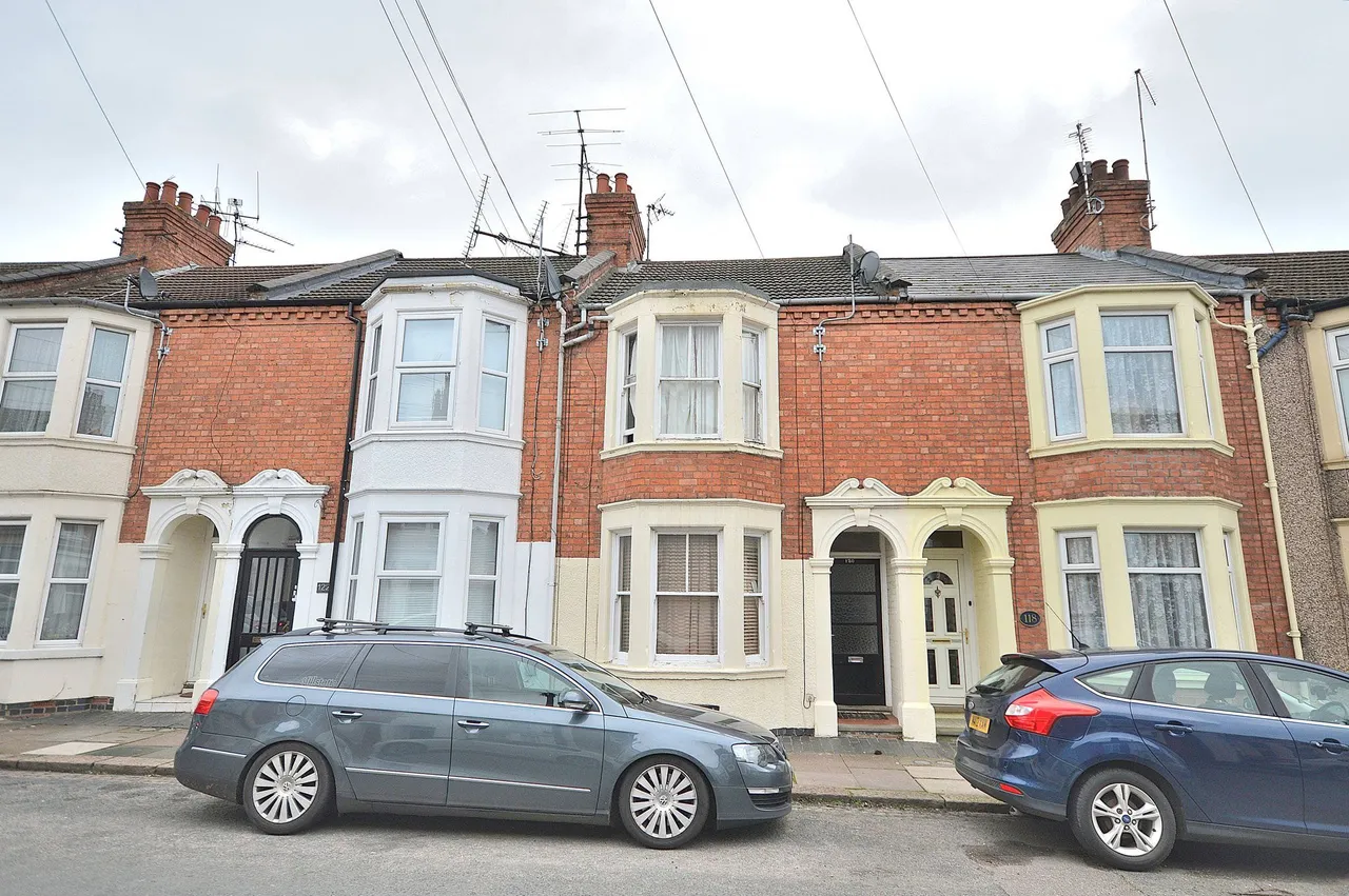 3 bed house for sale — Lutterworth Road, Northampton, NN1 5JL