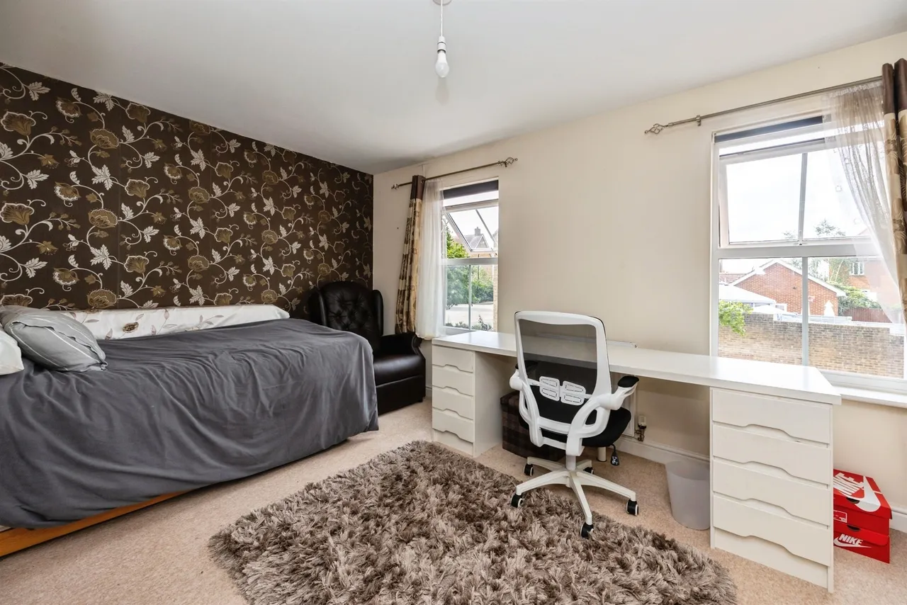 Poppy Mead, Kingsnorth, TN23, photo 7