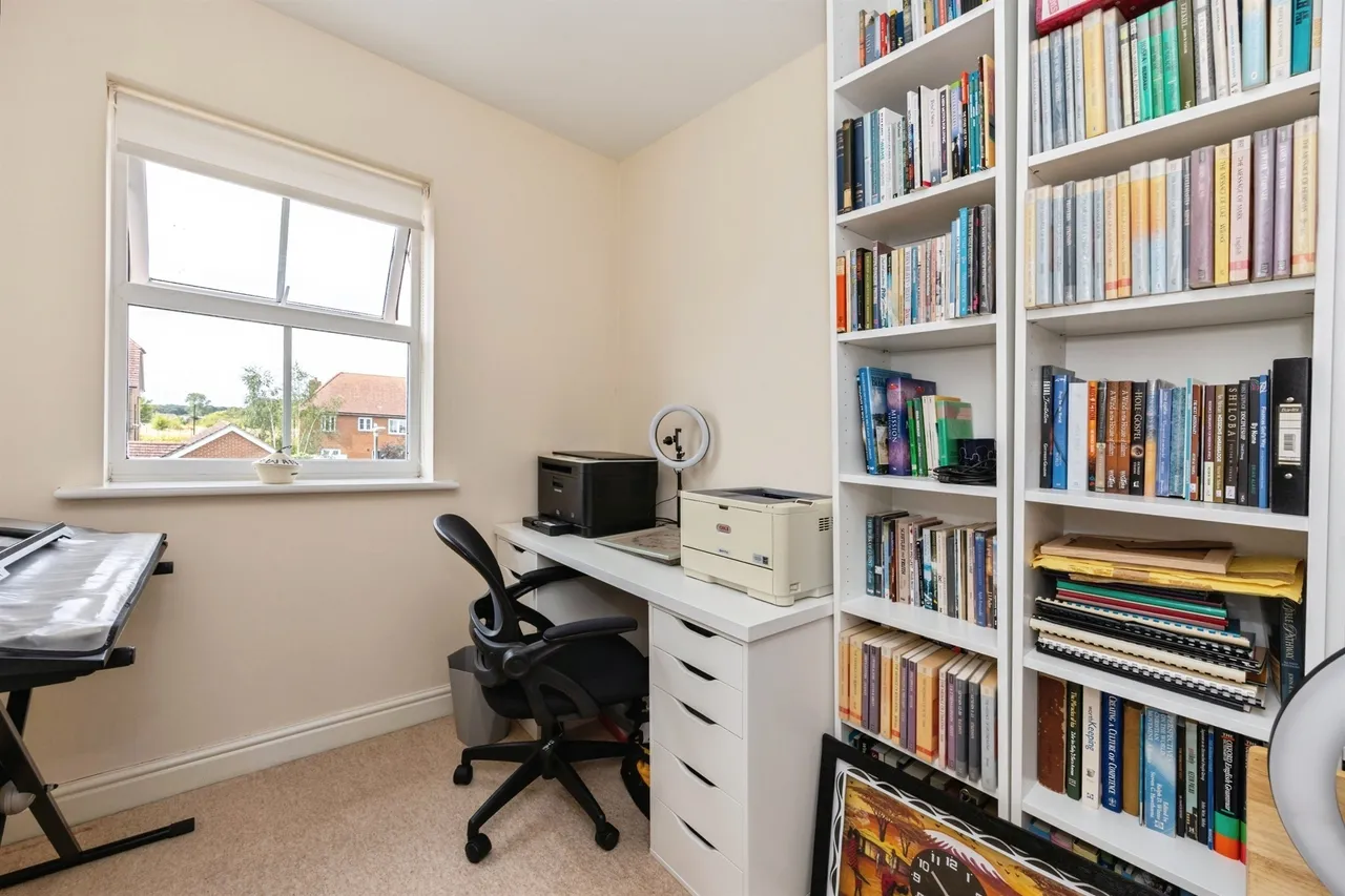 Poppy Mead, Kingsnorth, TN23, photo 14