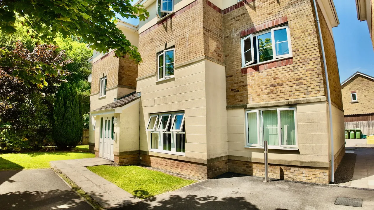 2 bed flat for sale — Coed Celynen Drive, Abercarn, NP11