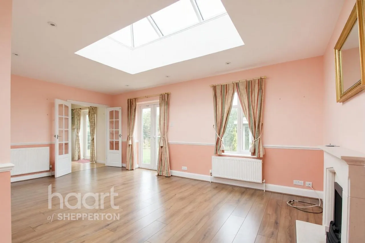 Lois Drive, Shepperton, TW17, photo 3