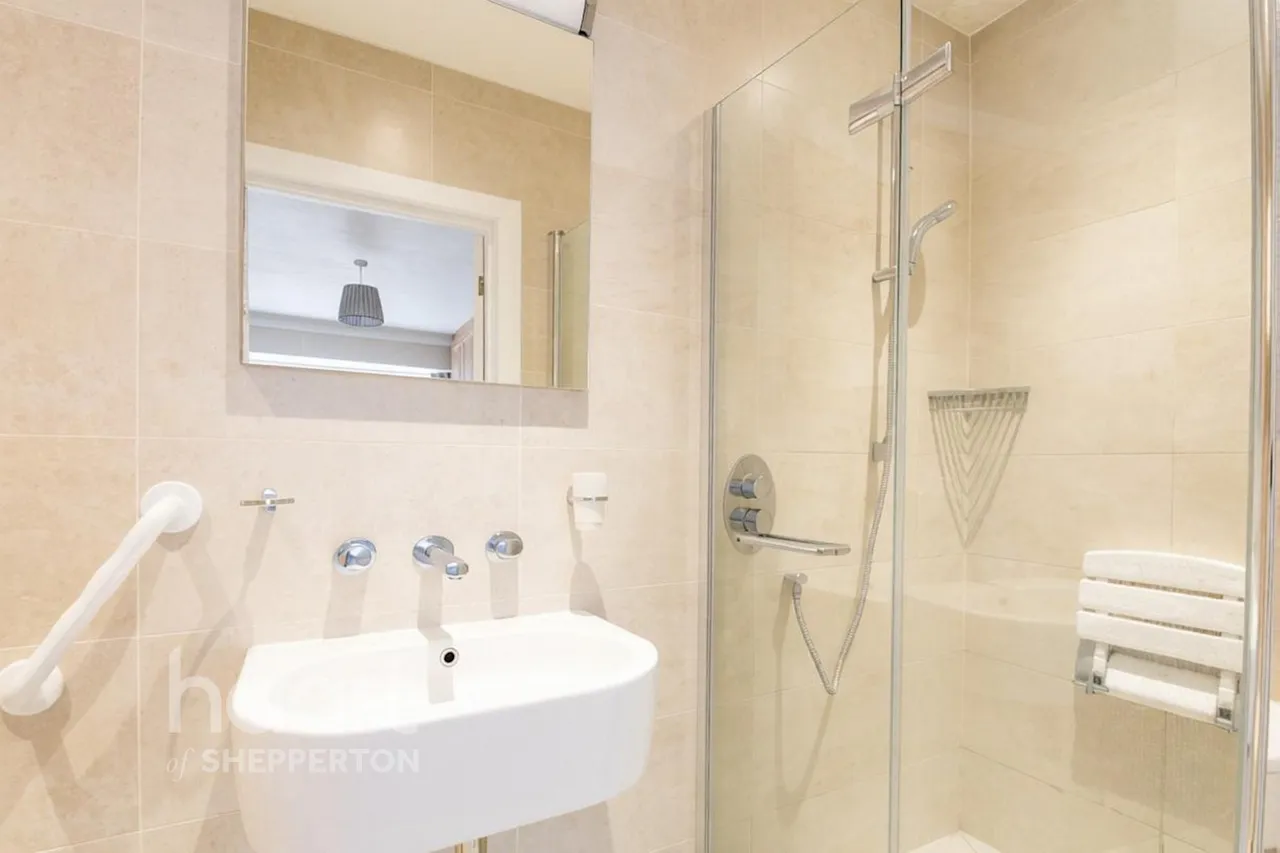 Lois Drive, Shepperton, TW17, photo 14