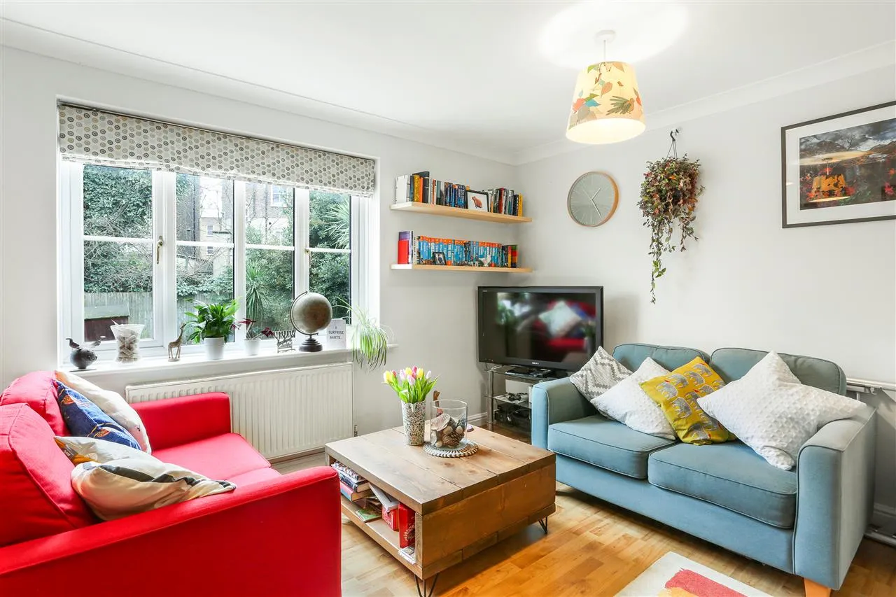Goddard Place, London, photo 3