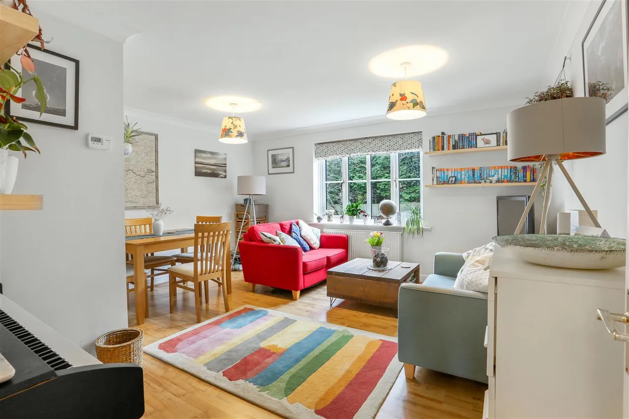 2 bed flat for sale — Goddard Place, London