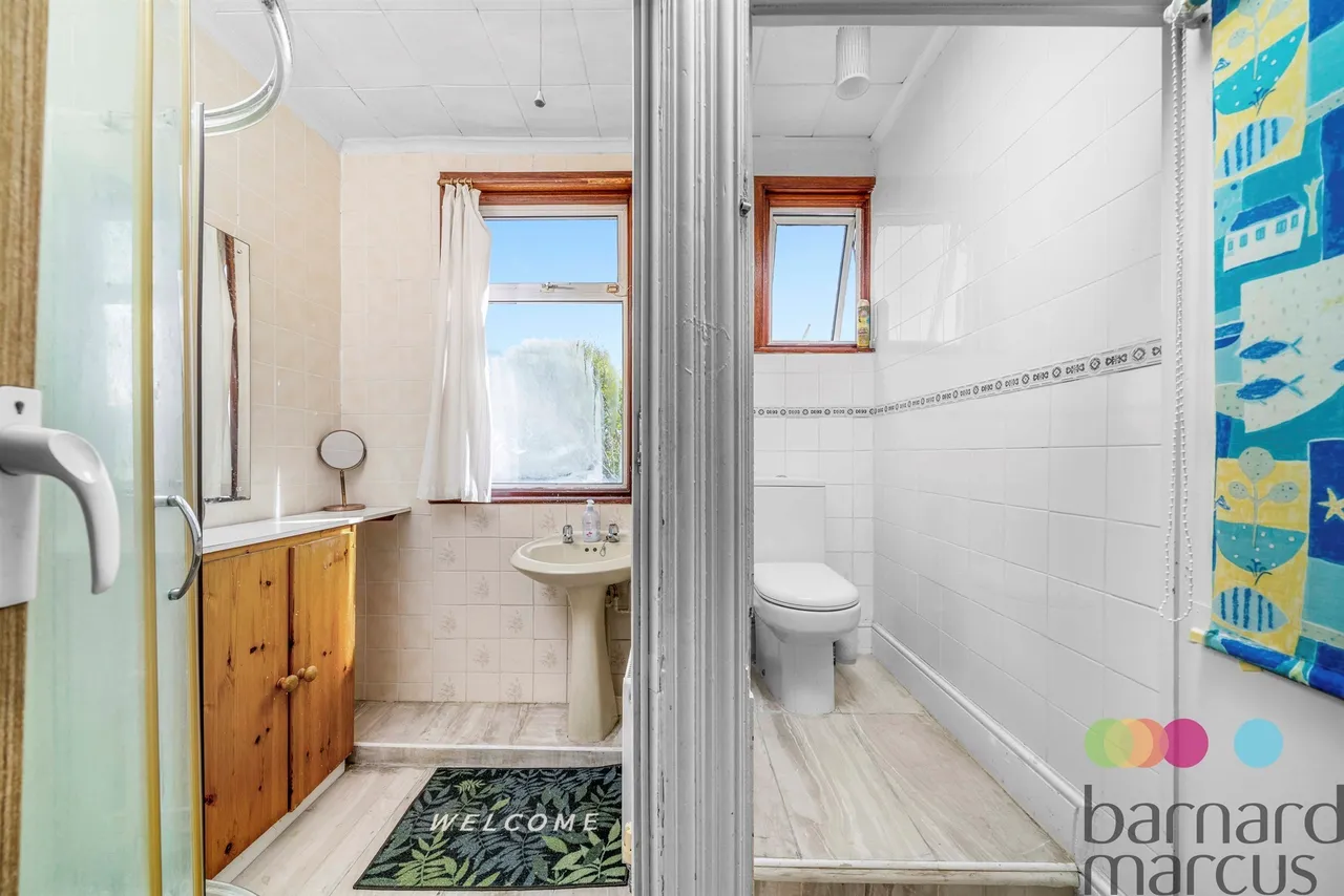 Grove Road, London, N12, photo 18