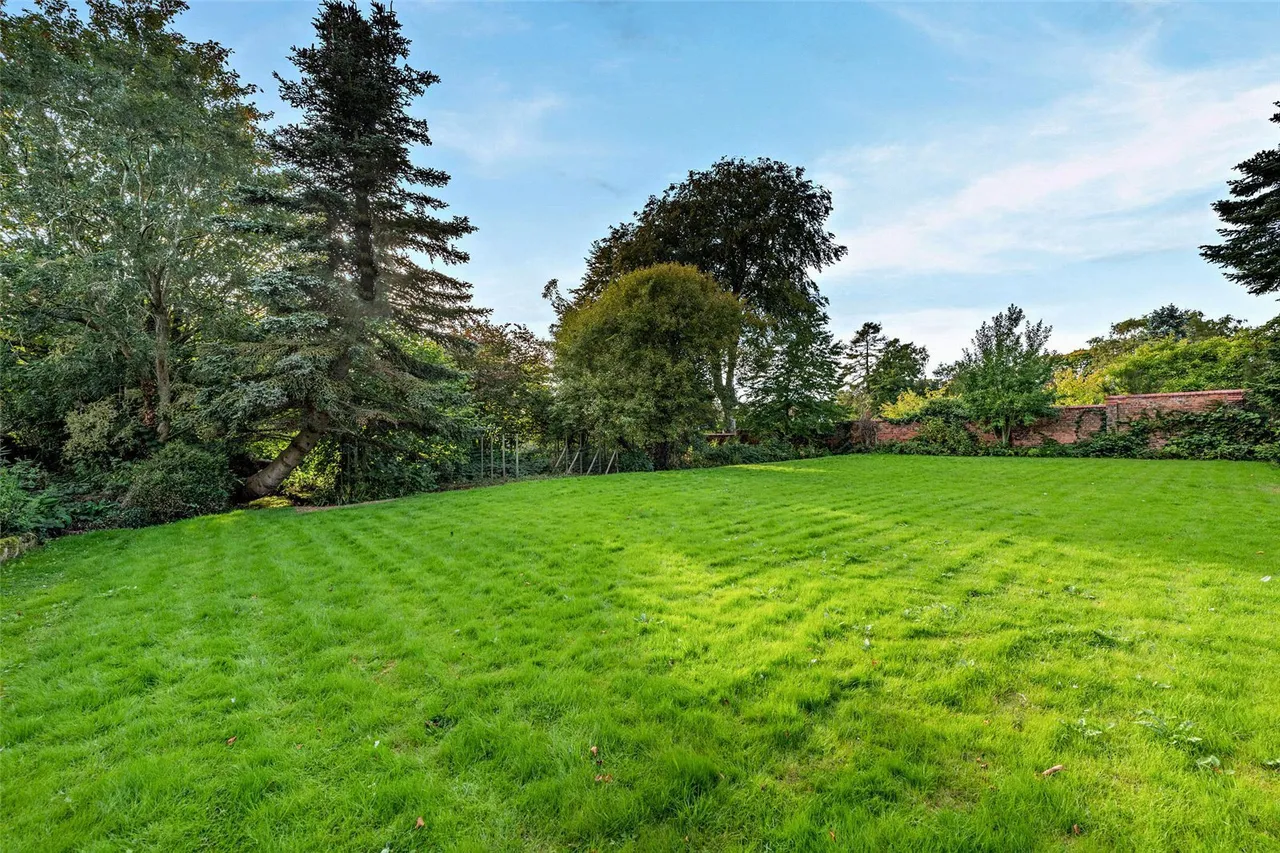 St. Georges Way, Thornton Hough, CH63, photo 24