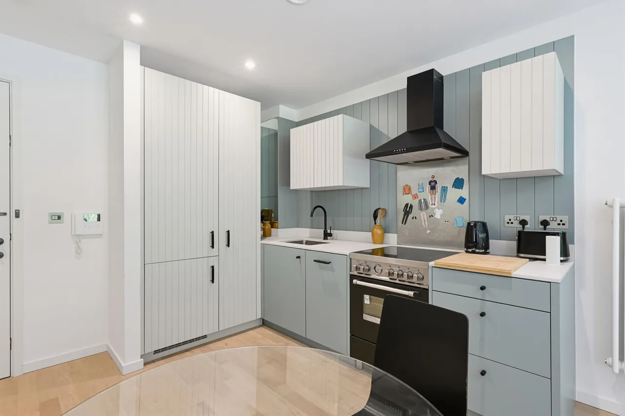 West Bradbury Yard, Brentford, TW8, photo 5