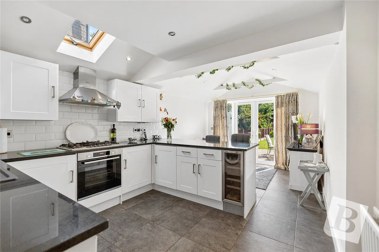 Catherine Road, Gidea Park, RM2, photo 2