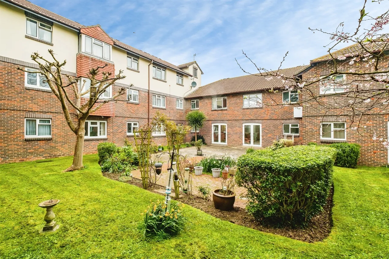 1 bed flat for sale, Freshbrook Road, Lancing, BN15