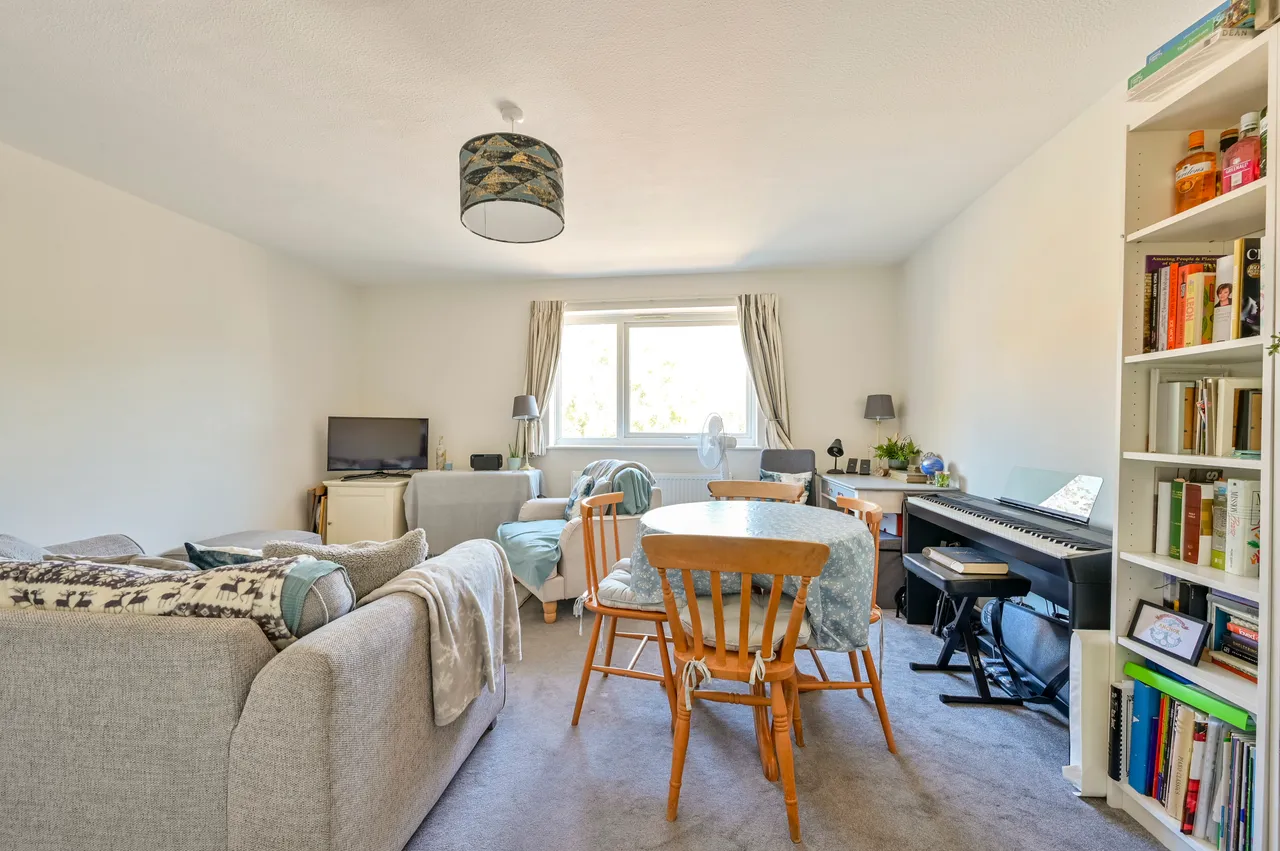 2 bed flat to rent — Flat 5, 8 Henfield Road, London