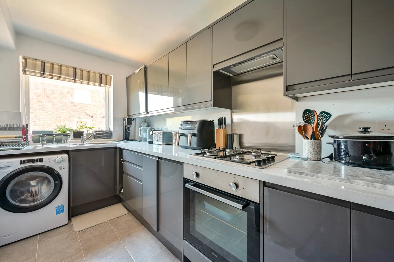 Flat 5, 8 Henfield Road, London, photo 2