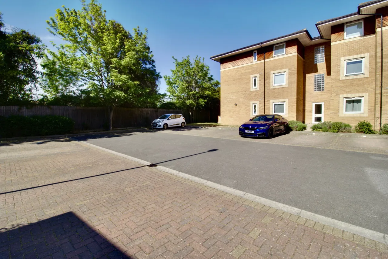 Woodgate Court, Hornchurch, RM11 2EX, photo 3