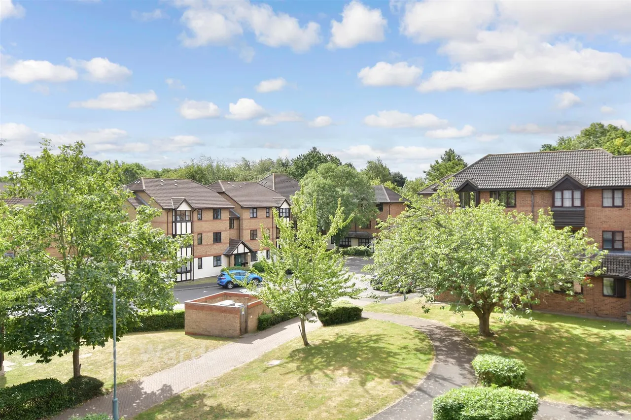 2 bed flat for sale, Clifton Walk, Dartford, DA2