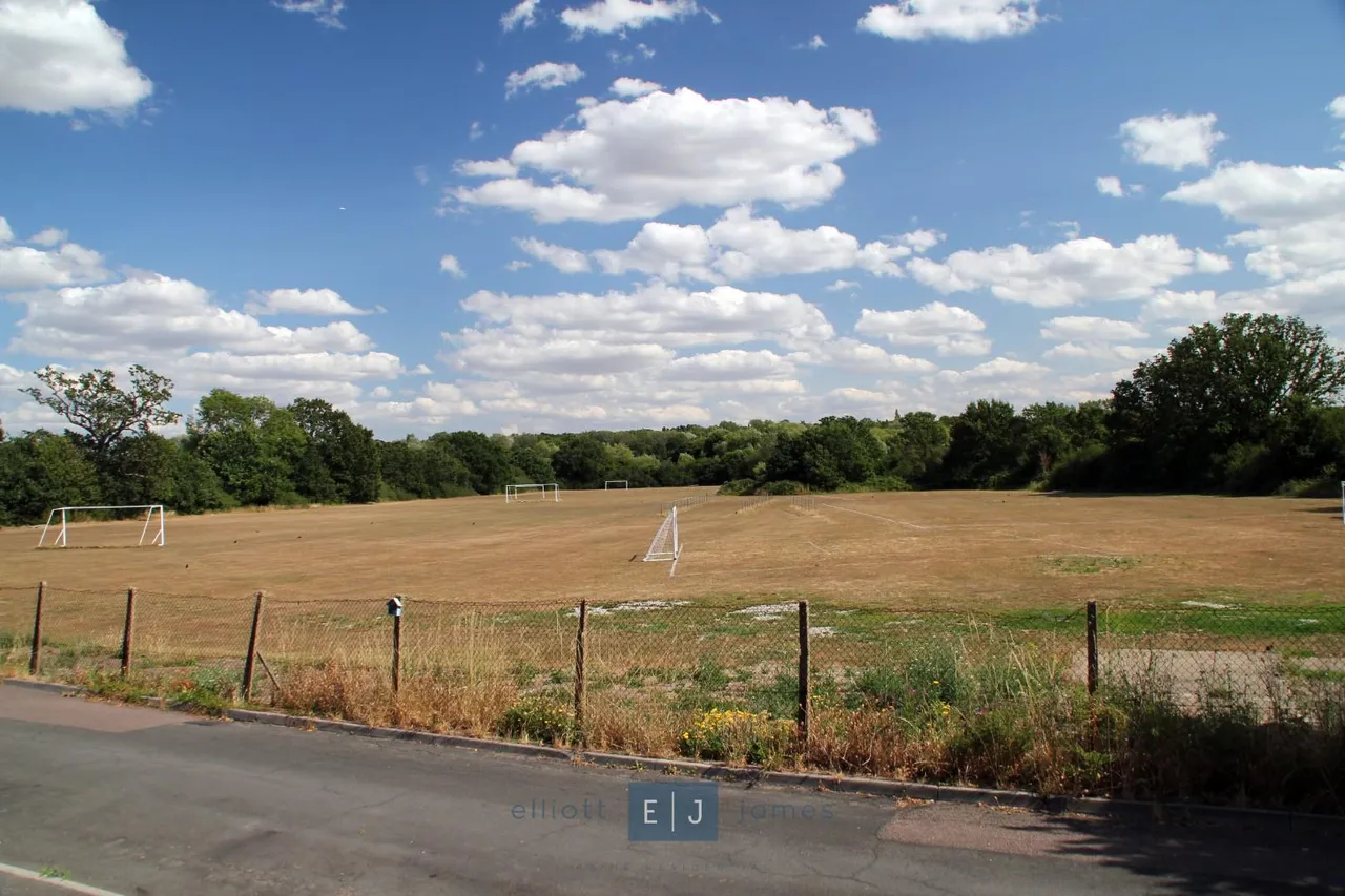 Avondale Close, Loughton, photo 2