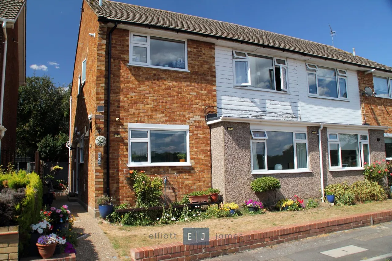 2 bed flat for sale — Avondale Close, Loughton