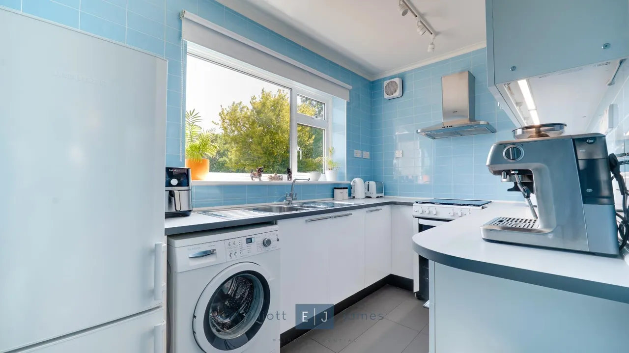 Avondale Close, Loughton, photo 9