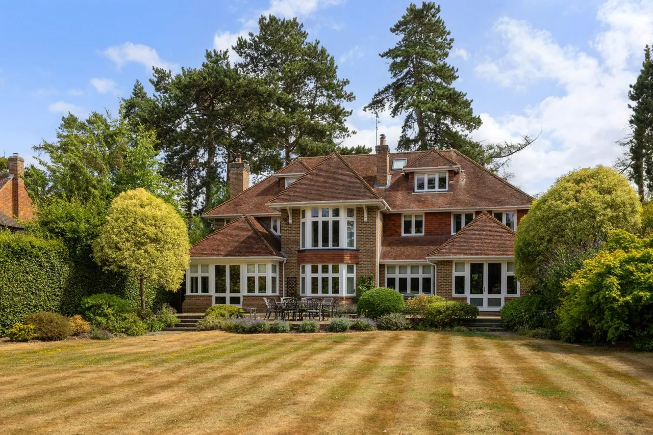 6 bed house for sale — Cross Lane, East Common, Harpenden, Hertfordshire, AL5 1BX