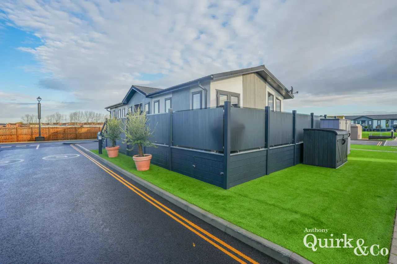 2 bed property for sale, Shell Drive, Canvey Island, SS8