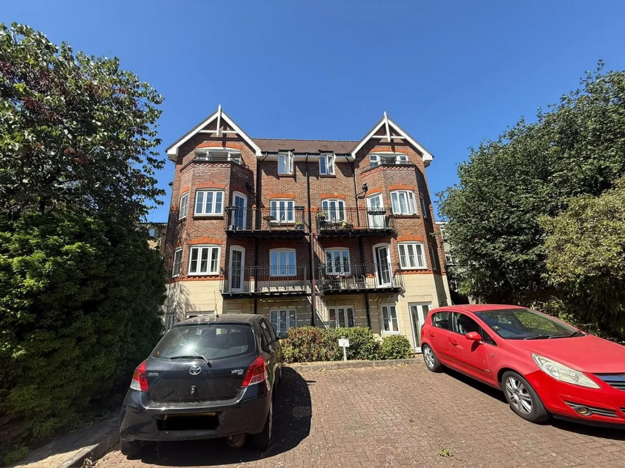 2 bed flat to rent — Station Road, 158 Station Road, Redhill, Surrey