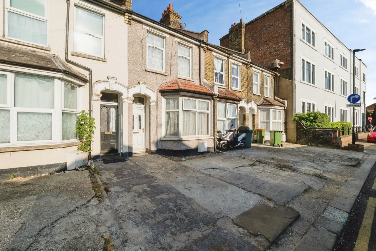 2 bed house for sale — Augurs Lane, Plaistow, London, E13
