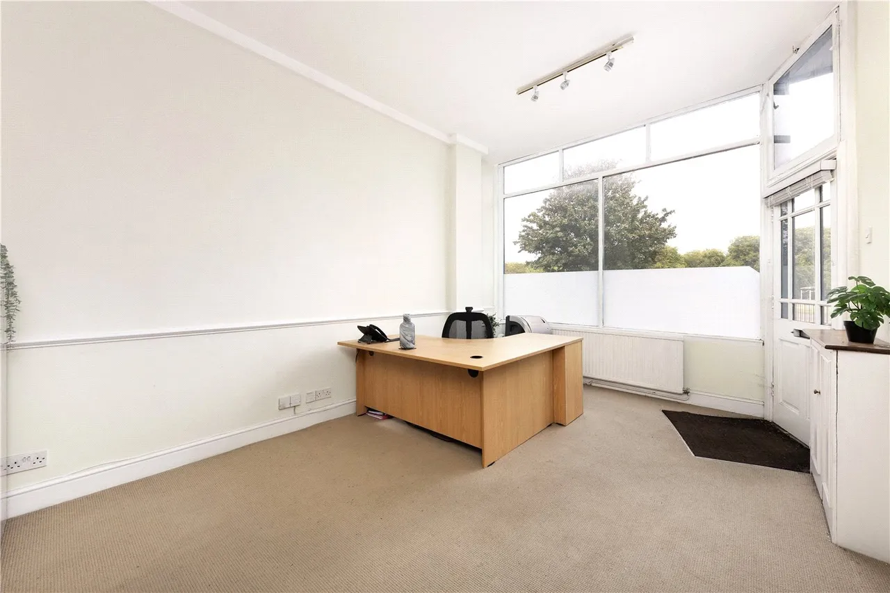 Putney Bridge Road, London, SW15, photo 2