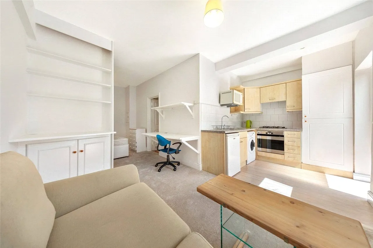Putney Bridge Road, London, SW15, photo 4